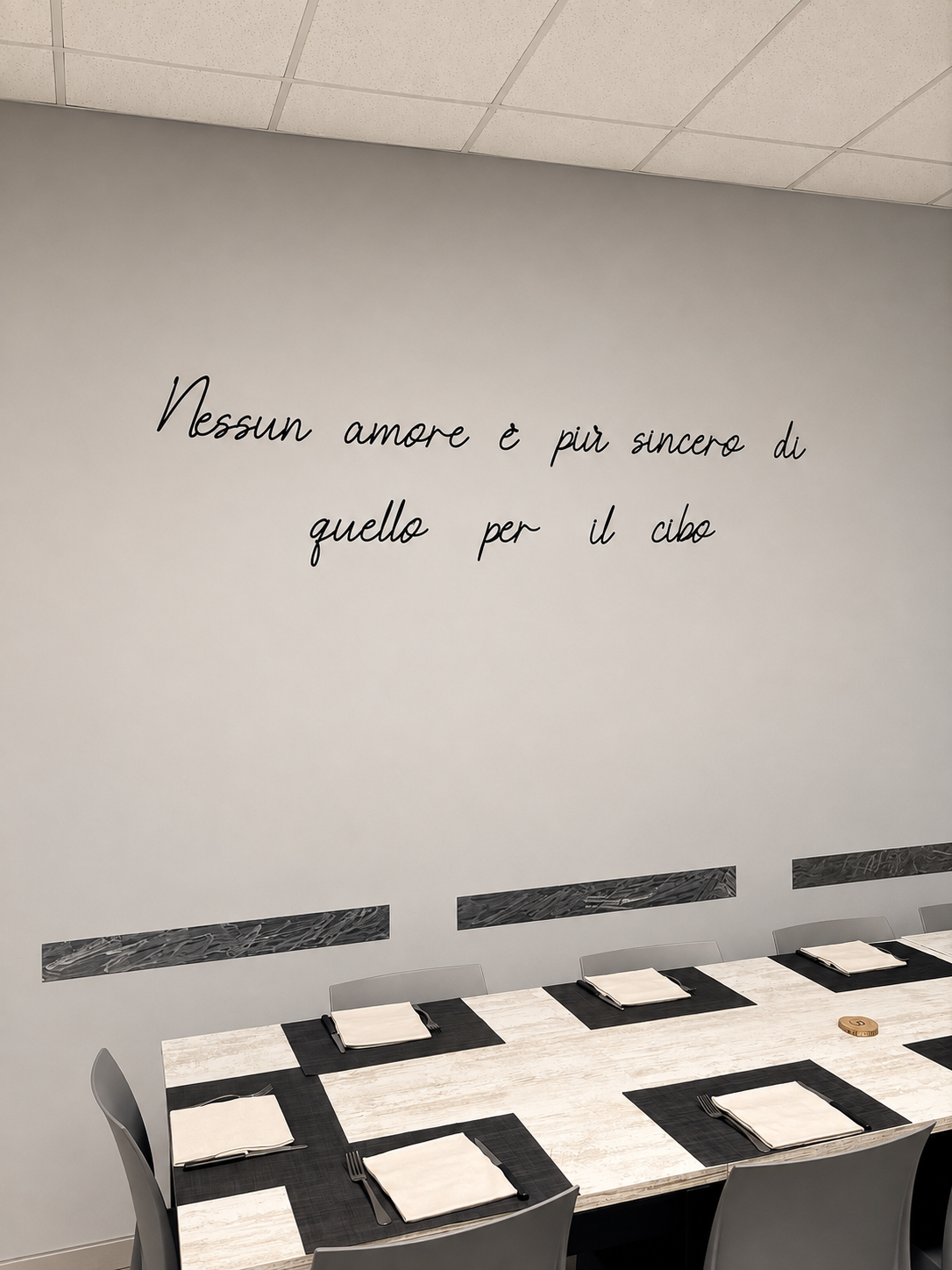 Dettaglio della sala e della parete dedicata all'amore per il cibo
