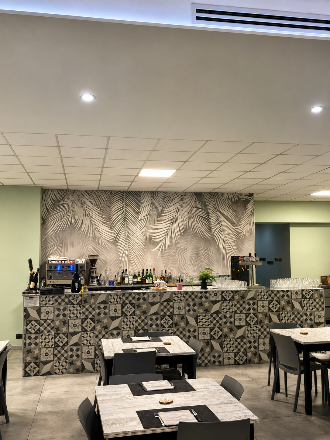 Il bancone e la sala del ristorante Pipote