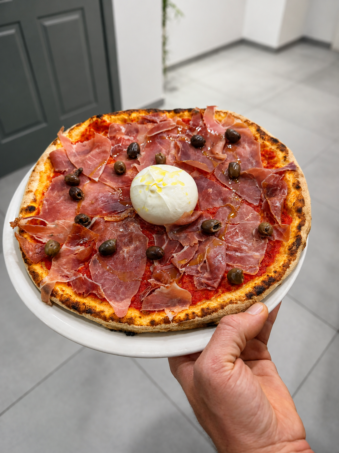 Pizza con prosciutto crudo, burrata e olive