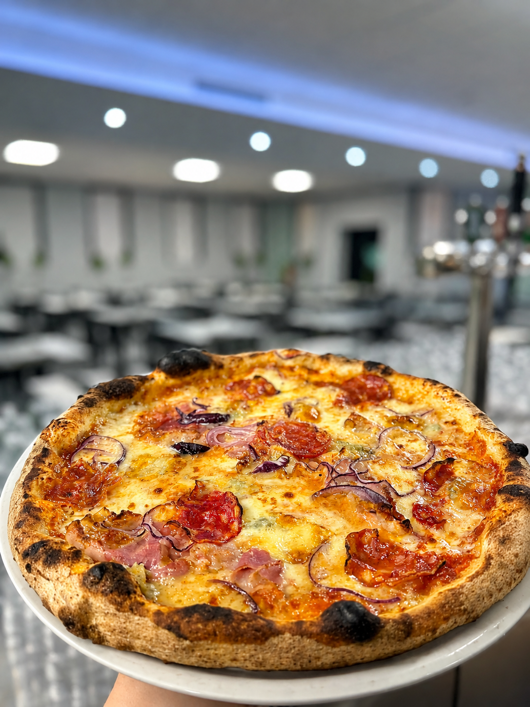 Pizza appena sfornata servita nel locale Pipote